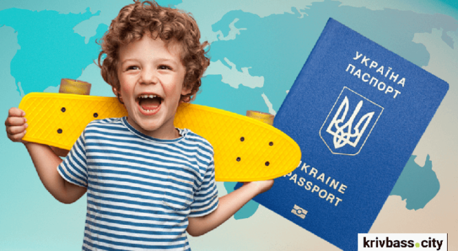 З якого віку особа може самостійно оформити закордонний паспорт ?