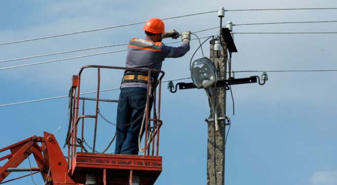 На Буковині через негоду сотні споживачів залишилися без світла