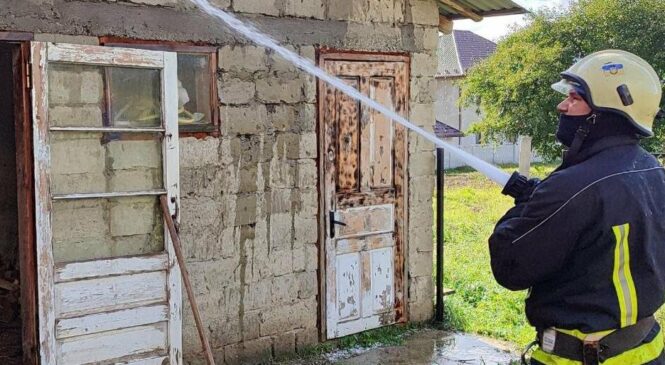 У селищі Глибока згоріла господарська споруда: ледве не спалахнув будинок