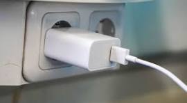 Залишати зарядку в розетці небезпечно: експерти назвали причини