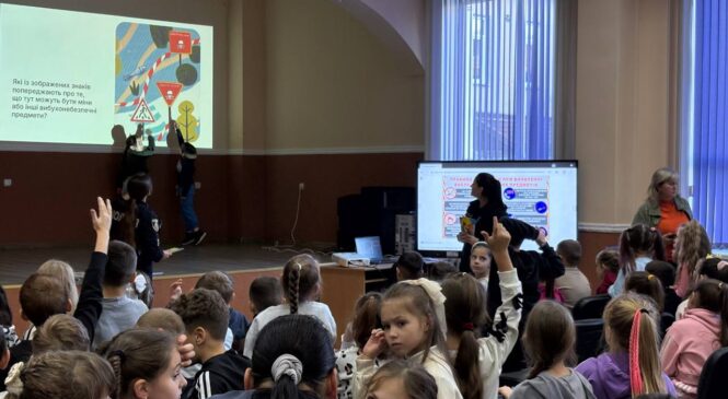 Офіцери-рятувальники громад навчають школярів безпеки