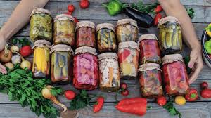 Скільки років можна зберігати консервацію: лікарка розповіла, коли і що не варто їсти