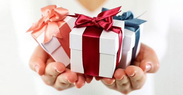 Що подарувати на Новий рік 2025: ідеї для жінок, чоловіків, дітей і колег