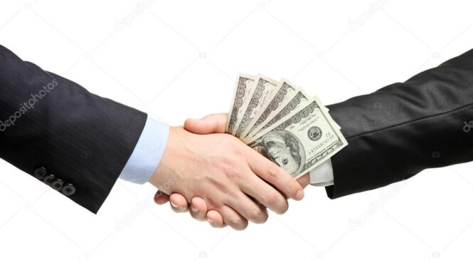 Кримінальна відповідальність за надання неправомірної вигоди службовій особі