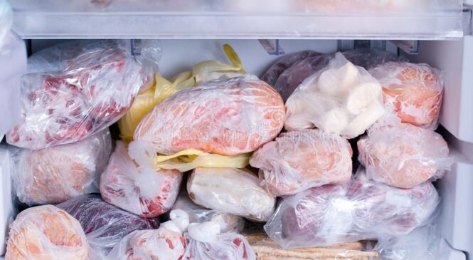 Їх постійно кладуть у морозилку, а дарма: які продукти не варто заморожувати