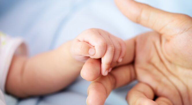 Допомога “єЯсла”: кому з батьків не виплатять 8 тисяч гривень