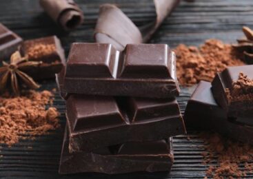 Дієтологиня пояснила, що відбудеться з організмом, якщо їсти щодня чорний шоколад
