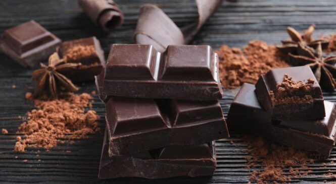 Дієтологиня пояснила, що відбудеться з організмом, якщо їсти щодня чорний шоколад