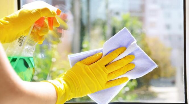 Чому на вікнах залишаються розводи та як їх уникнути: дієві поради для прибирання